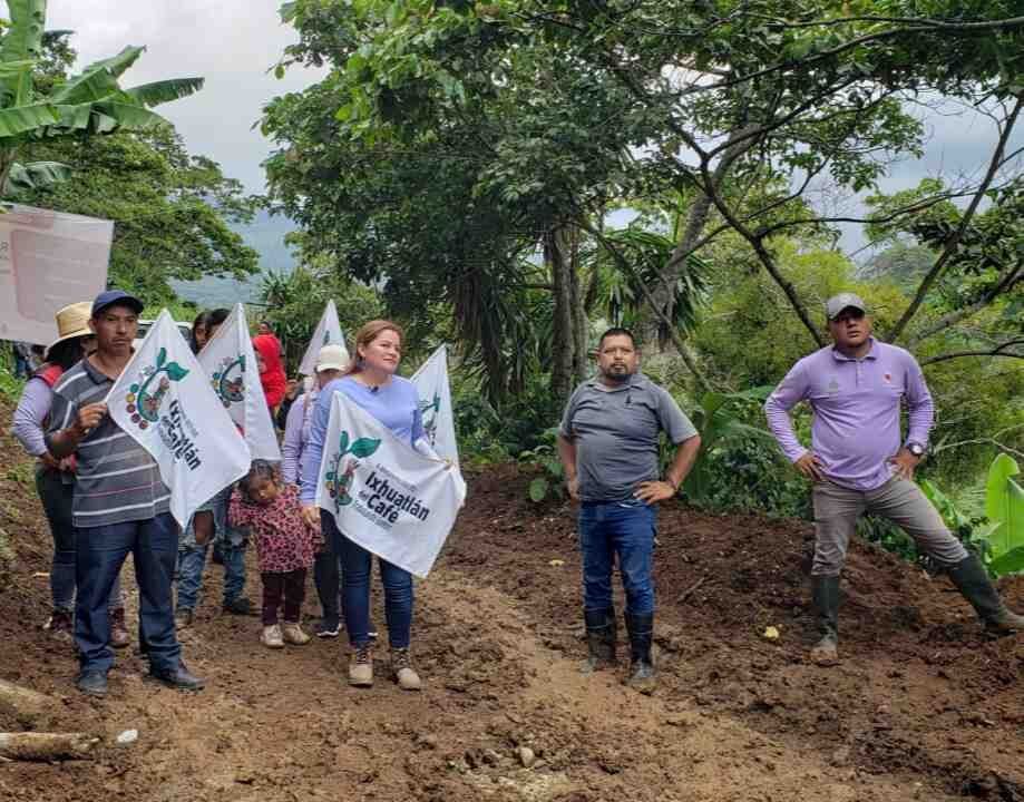 ARRANCA CONSTRUCCIÓN DE CAMINO RURAL EN IXVIONTLA