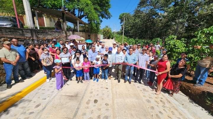 INAUGURA VENTURA DEMUNER PAVIMENTACIÓN EN EL OCOTE