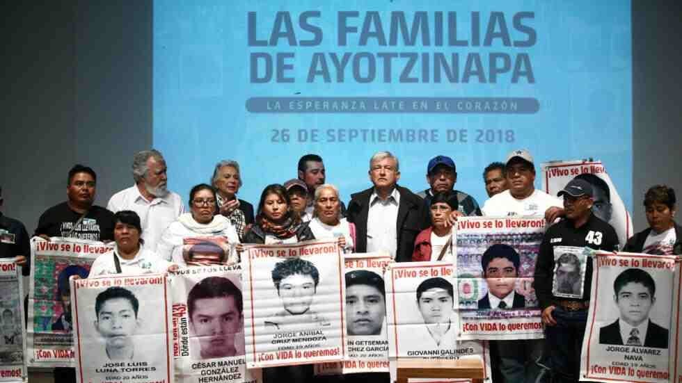 LÓPEZ OBRADOR SE COMPROMETE A HABLAR CON “LA VERDAD” A FAMILIARES DE AYOTZINAPA