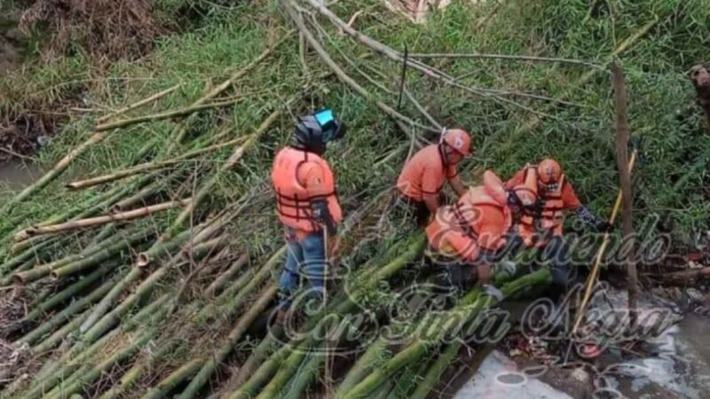 ARROJAN CUERPO A CANAL DE AGUAS RESIDUALES