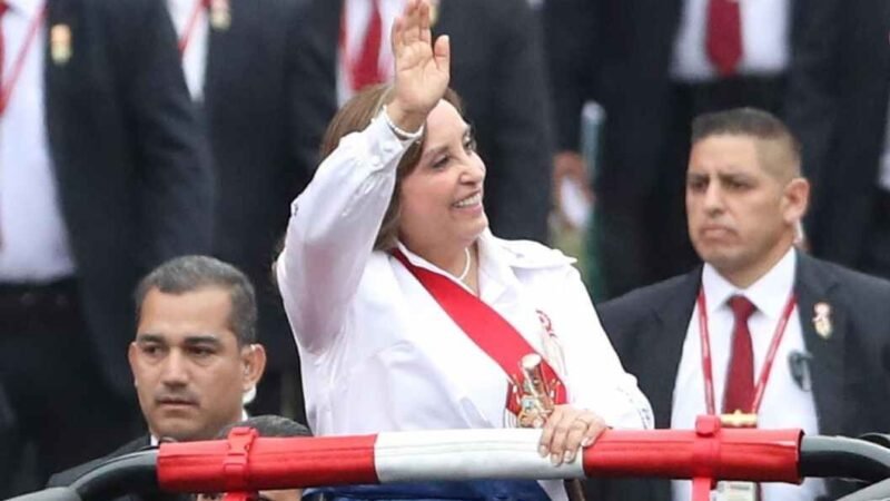 DINA BOLUARTE RESPONDE ‘TU MAMÁ’ A CIUDADANO QUE LE GRITÓ ‘¡CORRUPTA!’ |