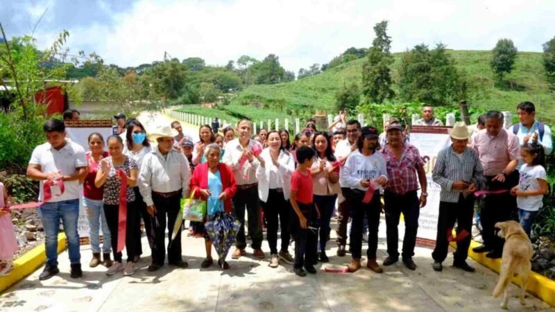 INAUGURA VENTURA DEMUNER PAVIMENTACIÓN EN LA RAYA