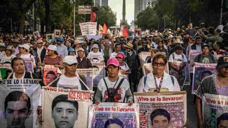 PADRES DE LOS 43 NORMALISTAS DE AYOTZINAPA INICIAN BÚSQUEDA EN CAMPO MILITAR DE IGUALA