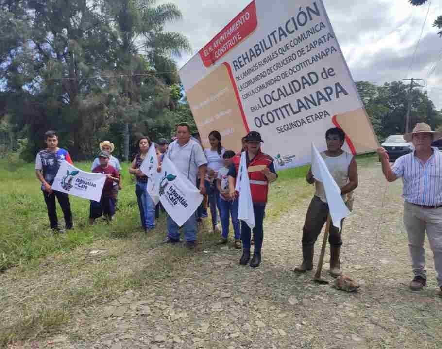 ALCALDESA DE IXHUATLÁN DA BANDERAZO DE PAVIMENTACIÓN EN OCOTITLANAPA