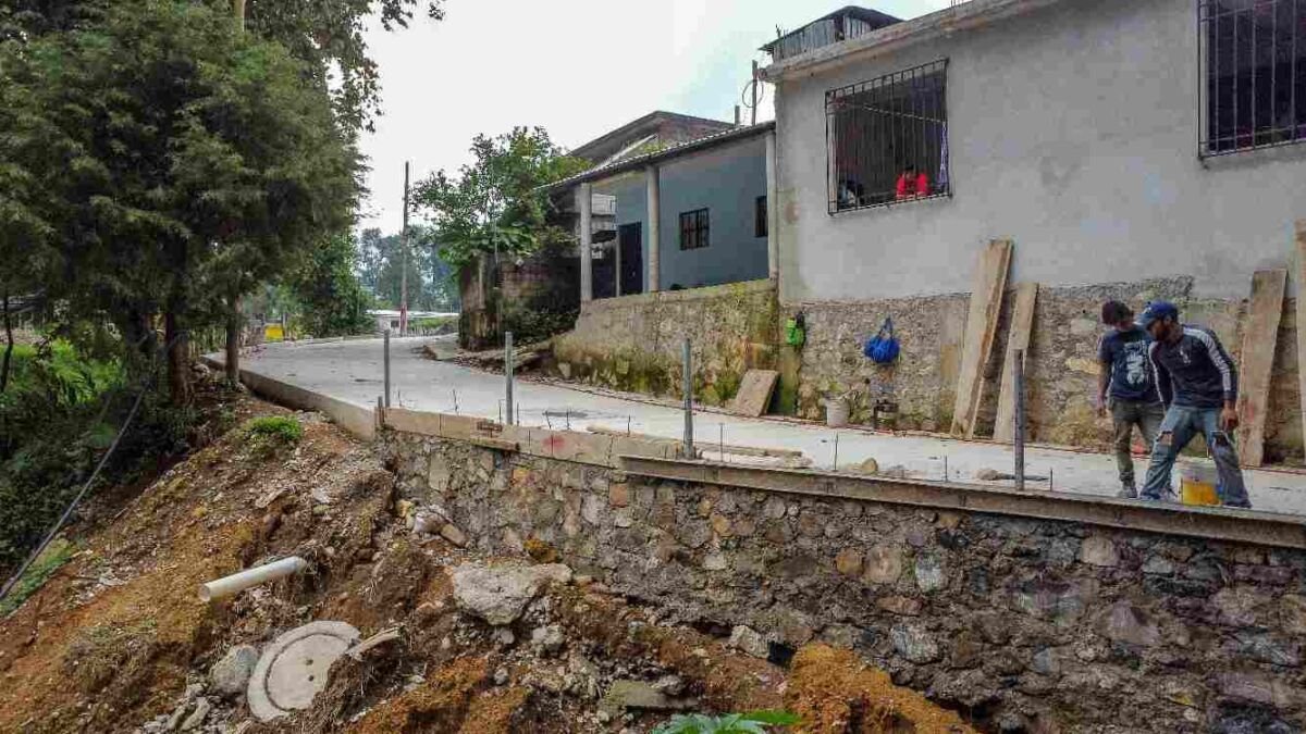 PAVIMENTAN CALLE EN COLONIA ÚRSULO GALVÁN