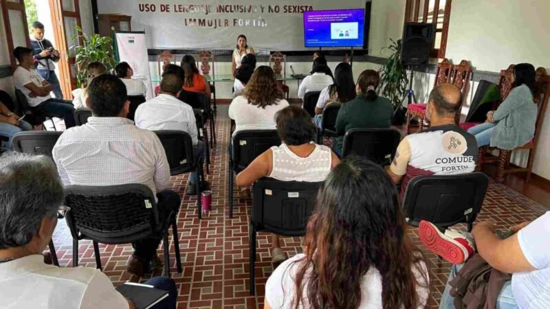 RECIBEN AUTORIDADES PLÁTICA SOBRE USO INCLUYENTE Y NO SEXISTA DEL LENGUAJE