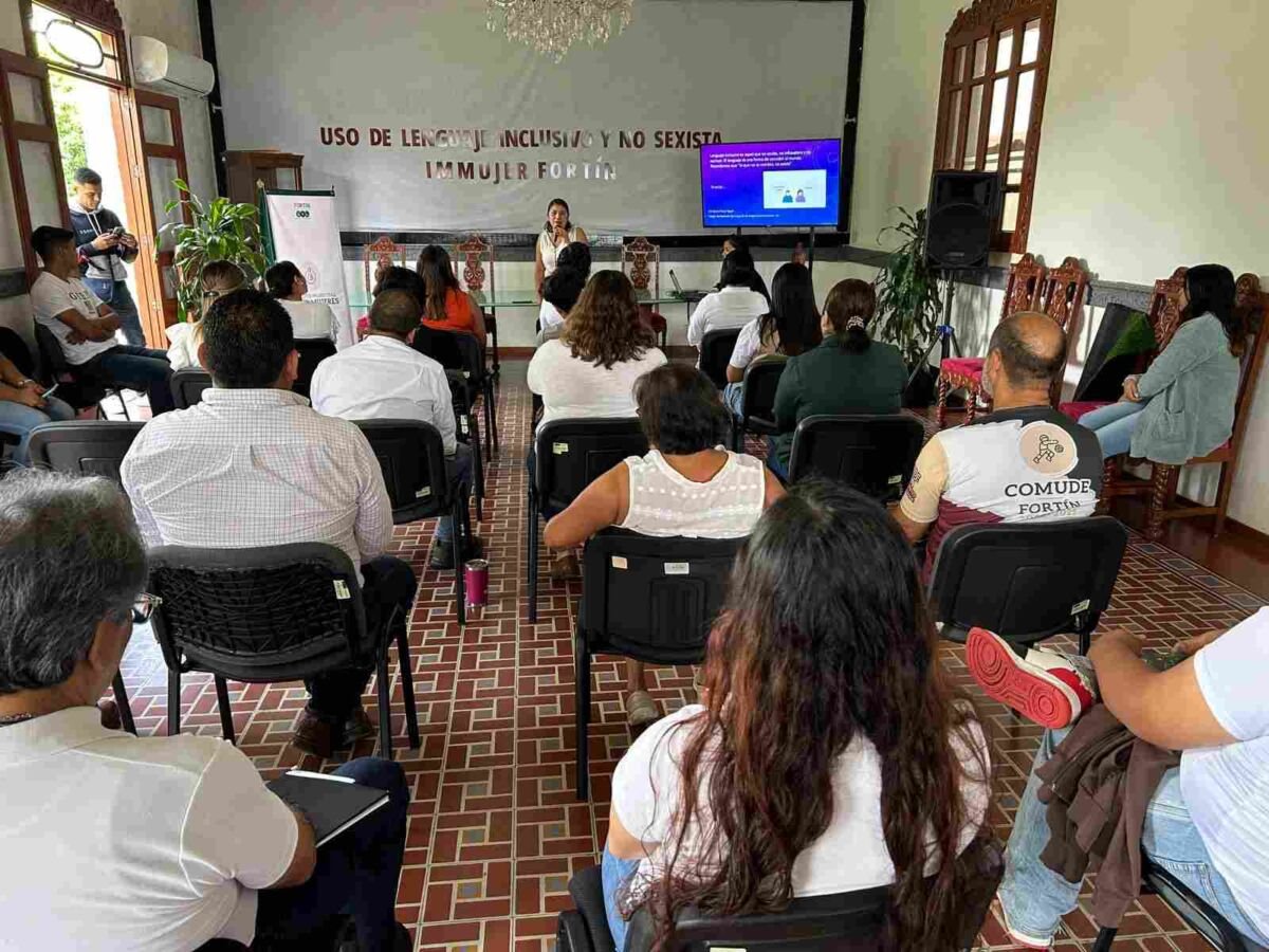 RECIBEN AUTORIDADES PLÁTICA SOBRE USO INCLUYENTE Y NO SEXISTA DEL LENGUAJE