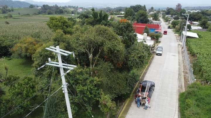 AMPLÍAN RED ELÉCTRICA EN ZACATLAPA