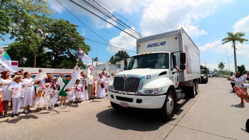 DAN BANDERAZO DE SALIDA DE MÁS DE NUEVE MILLONES DE LIBROS DE TEXTO GRATUITOS