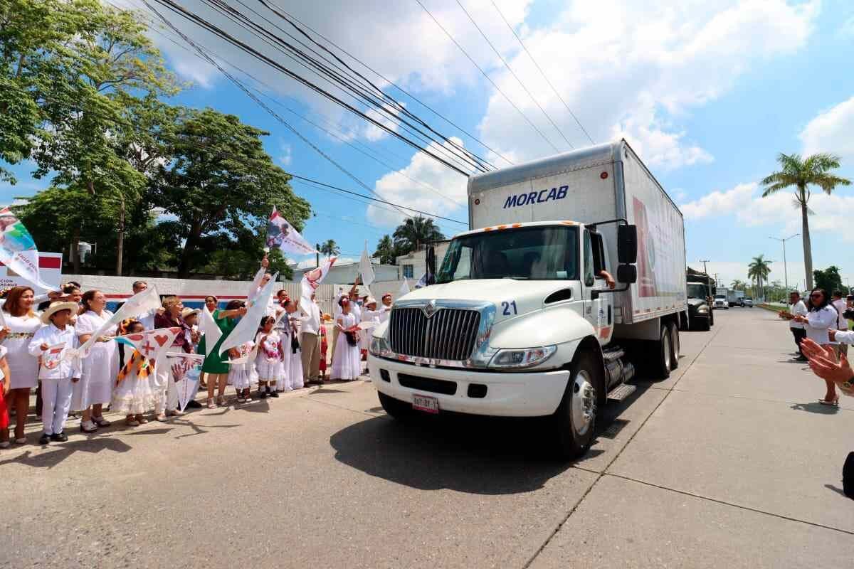 DAN BANDERAZO DE SALIDA DE MÁS DE NUEVE MILLONES DE LIBROS DE TEXTO GRATUITOS