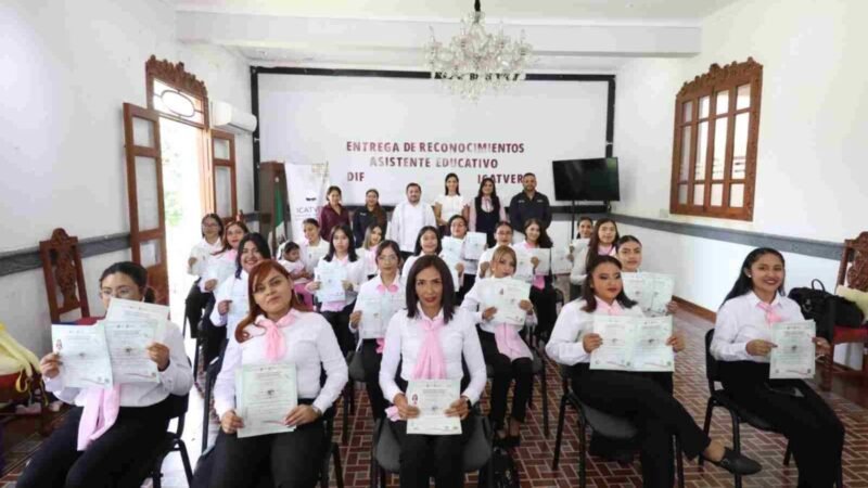 ENTREGA ICATVER Y AYUNTAMIENTO DE FORTÍN DIPLOMAS A EGRESADAS DE CURSO