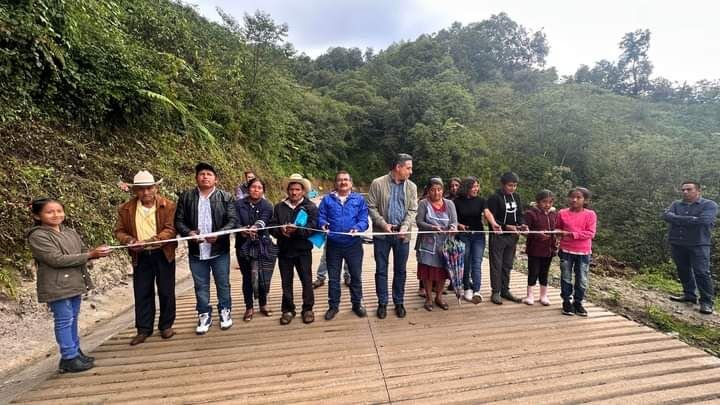 INAUGURAN RAMPAS EN MAQUILIXHUATLA
