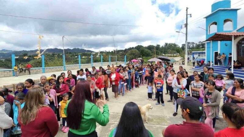 ENTREGAN APOYOS A FAMILIAS DE AHUIHUIXTLA