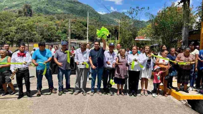 ERNESTO RUIZ INAUGURA PAVIMENTACIÓN EN CALAQUIOCO
