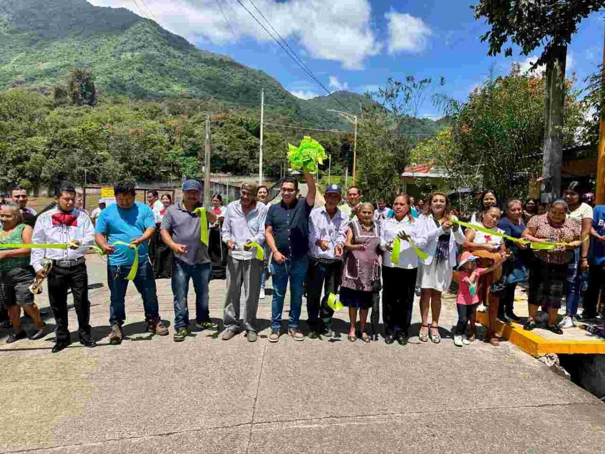 ERNESTO RUIZ INAUGURA PAVIMENTACIÓN EN CALAQUIOCO