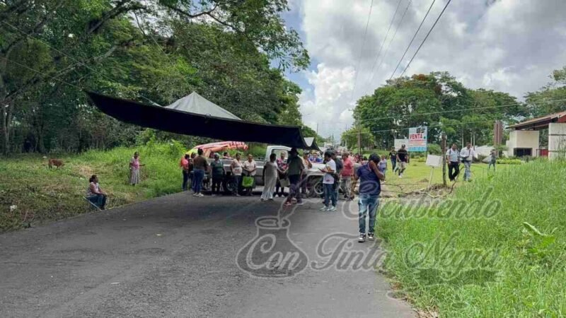 JUAN MARTÍNEZ DEJA “COLGADOS” A POBLADORES; TOMAN CARRETERA