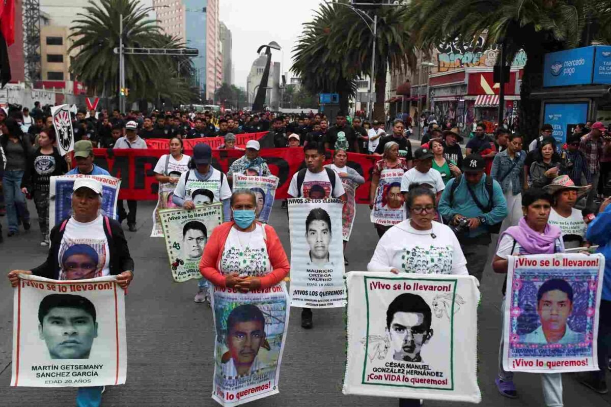 PADRES DE NORMALISTAS DE AYOTZINAPA ROMPEN DIÁLOGO CON LÓPEZ OBRADOR