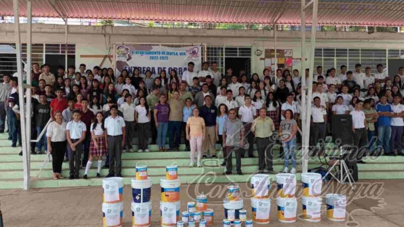 ENTREGA ALCALDE DE ZENTLA APOYOS A ESCUELAS