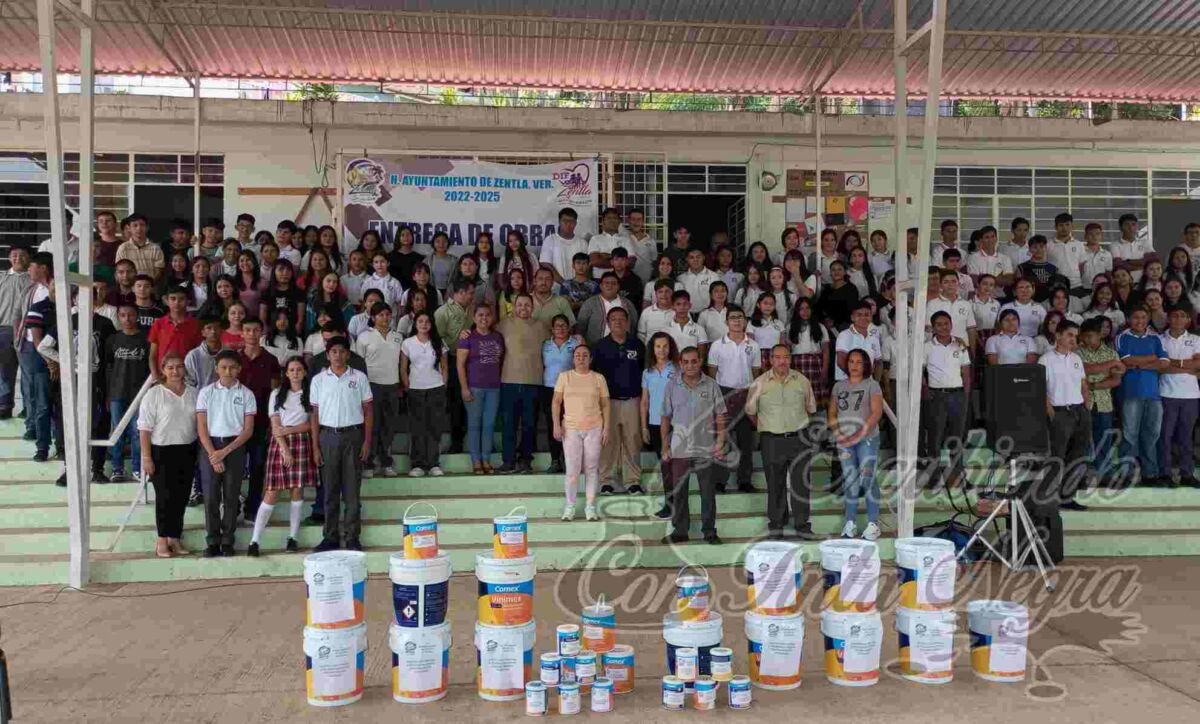 ENTREGA ALCALDE DE ZENTLA APOYOS A ESCUELAS