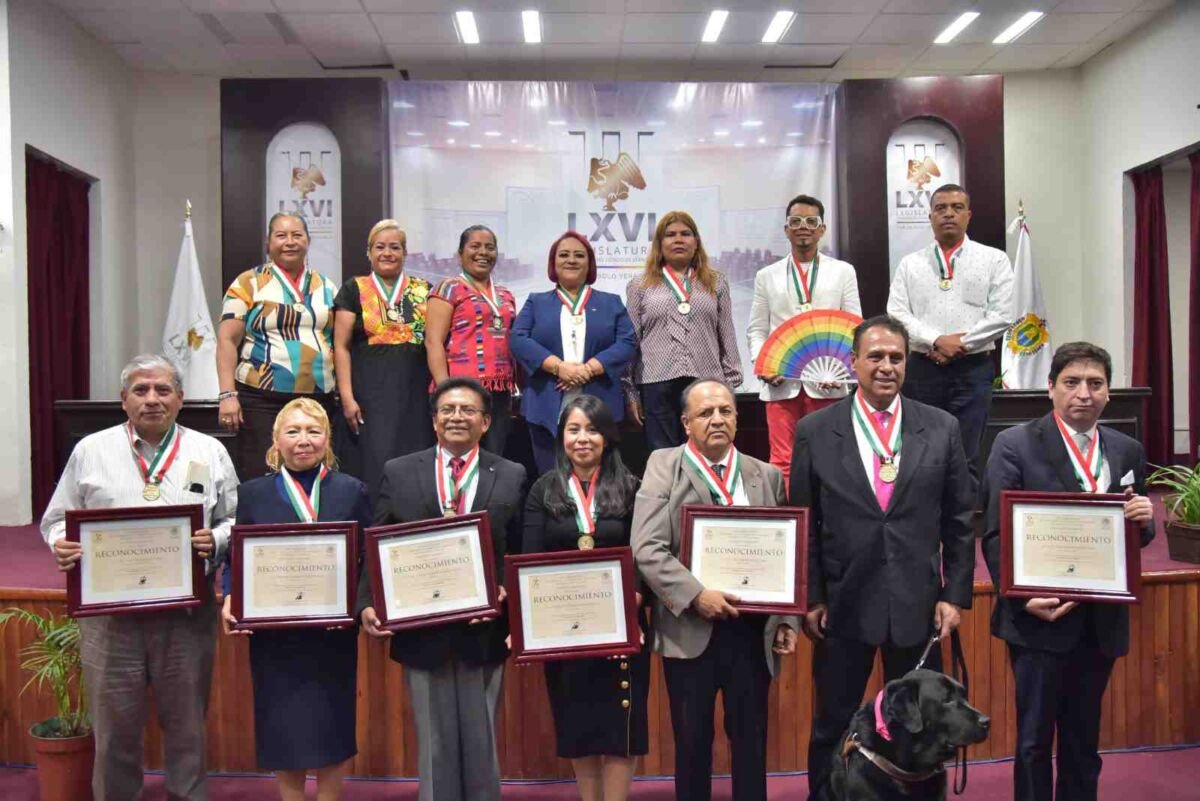 ENTREGAN RECONOCIMIENTO A CAMPEONES DE ORATORIA