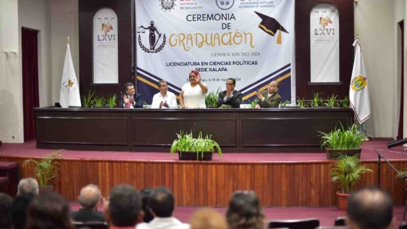 ACOMPAÑA PRESIDENTA DEL CONGRESO A GRADUADOS DE UPAV