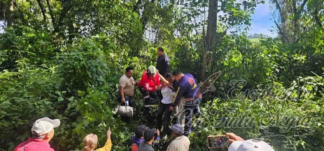 MUEREN CUATRO AL CAER AUTOBÚS A BARRANCO