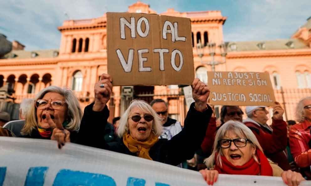 MILEI VETA LEY QUE AUMENTA JUBILACIONES Y PENSIONES