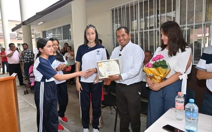 ENTREGAN COMEDOR ESCOLAR EN TOMATLÁN