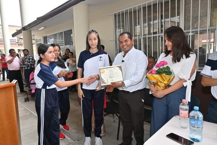 ENTREGAN COMEDOR ESCOLAR EN TOMATLÁN