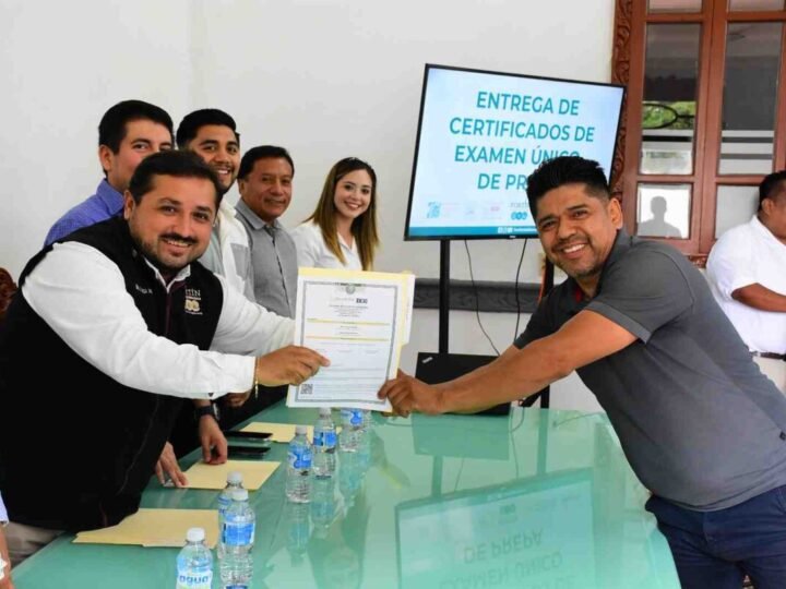 ENTREGAN AUTORIDADES CERTIFICADOS DE PREPA