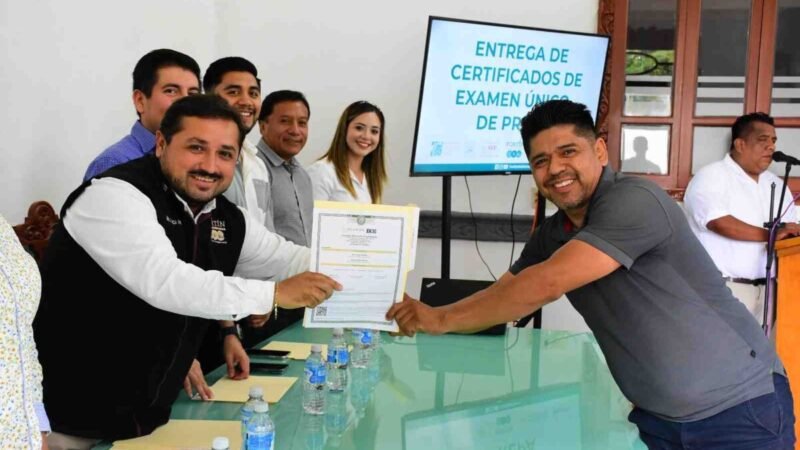 ENTREGAN AUTORIDADES CERTIFICADOS DE PREPA