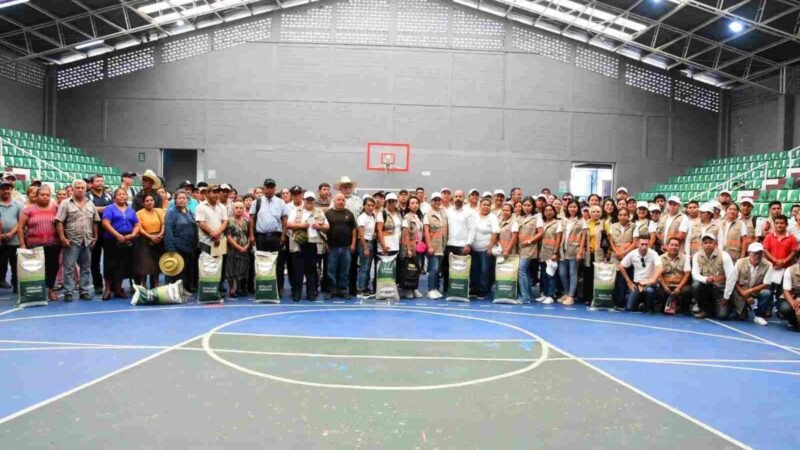 DISTRIBUYE SEDARPA EQUIPAMIENTO Y SEMILLAS A ESCUELAS CAMPESINAS