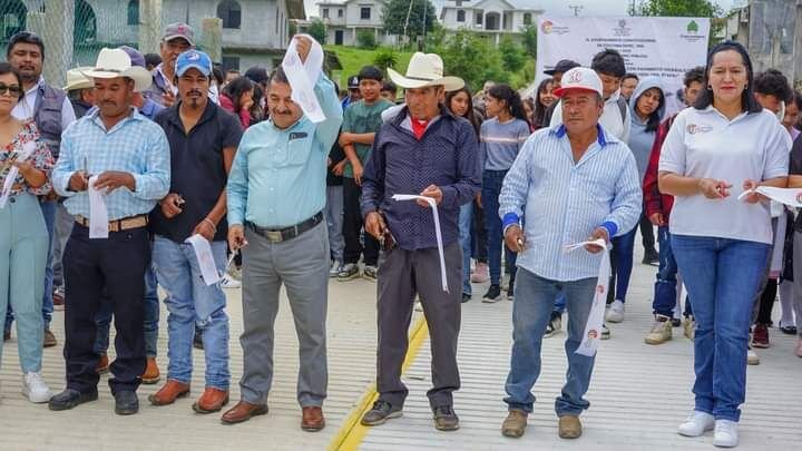 ENTREGA ALCALDE DE COSCO CAMINO HUILOTLA-EL OLVIDO