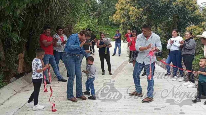 INAUGURA LEONEL SÁNCHEZ REYES PAVIMENTACIÓN EN ATEOPA