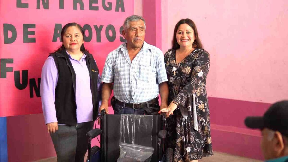 ENTREGAN APARATOS FUNCIONALES EN IXHUATLÁN