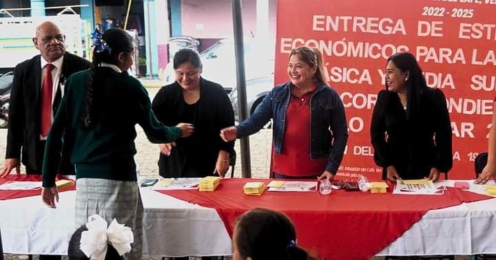 ANUNCIAN ENTREGA DE BECAS A ESTUDIANTES DE IXHUATLÁN