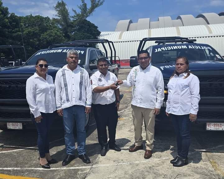 RECIBE CHOCAMÁN PATRULLAS EQUIPADAS