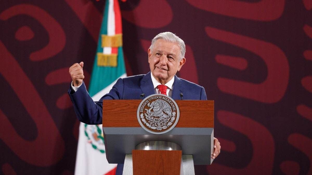 LÓPEZ OBRADOR RENUNCIA A SU MILITANCIA EN MORENA