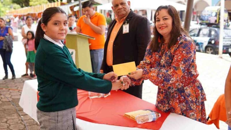 ENTREGAN BECAS EN IXHUATLÁN