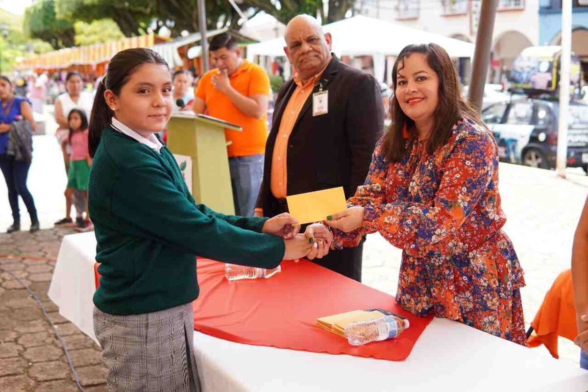 ENTREGAN BECAS EN IXHUATLÁN