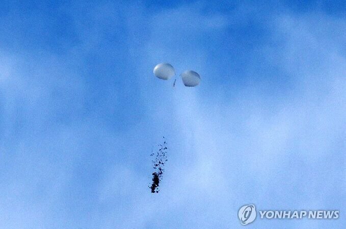 COREA DEL NORTE LANZA MÁS DE 150 GLOBOS CON BASURA SOBRE COREA DEL SUR