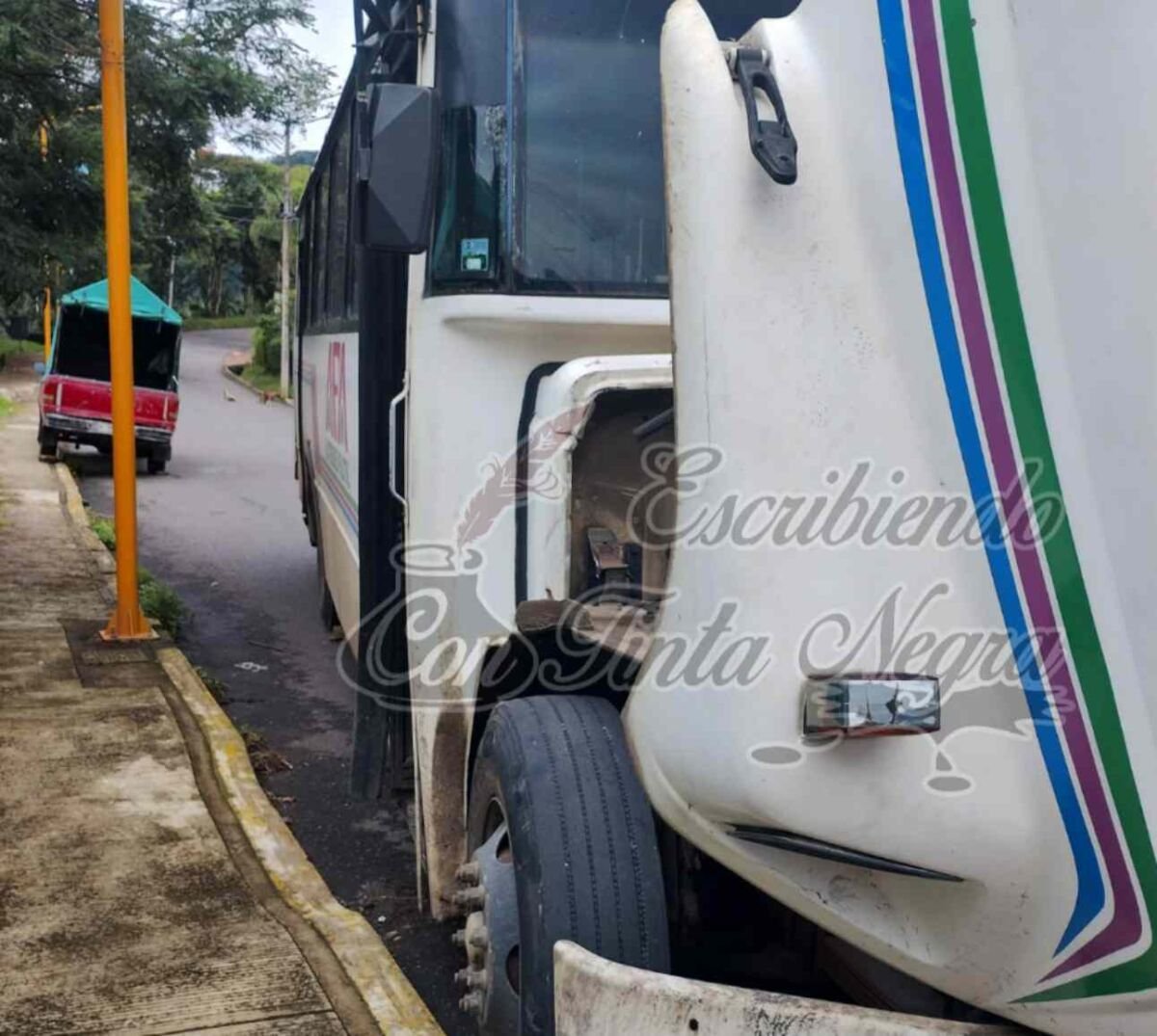 AUTOBÚS, A PUNTO DE PROVOCAR UNA DESGRACIA