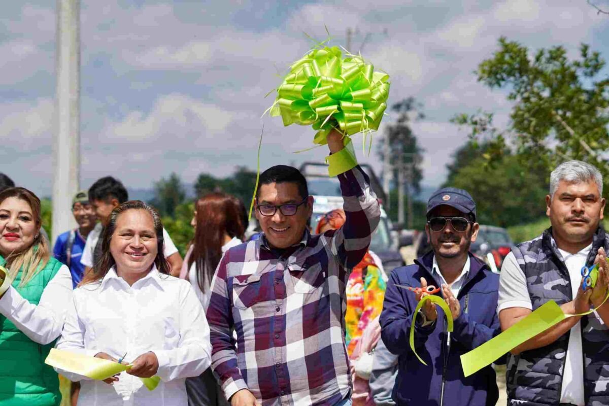 INAUGURA ERNESTO RUIZ GUARNICIONES Y BANQUETAS