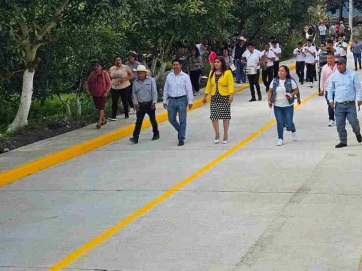 ESTRENAN CALLE EN MAQUIXTLA