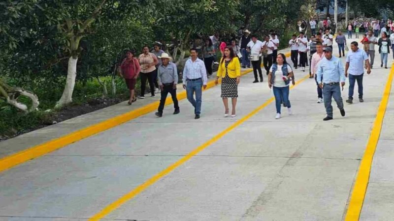 ESTRENAN CALLE EN MAQUIXTLA