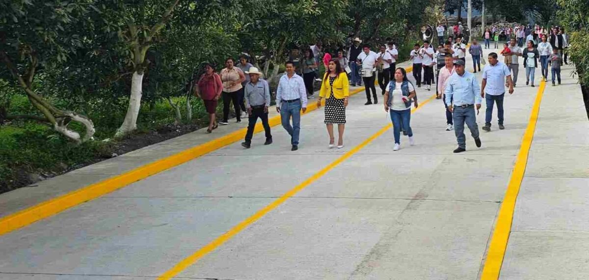 ESTRENAN CALLE EN MAQUIXTLA