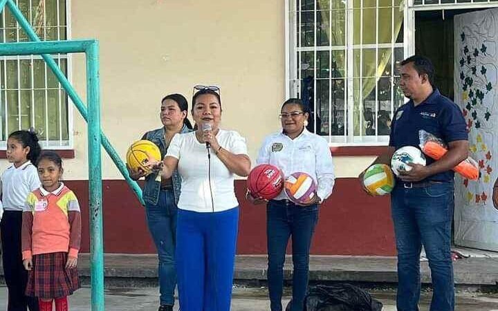 ENTREGAN APOYOS A ESCUELAS DE ATOYAC