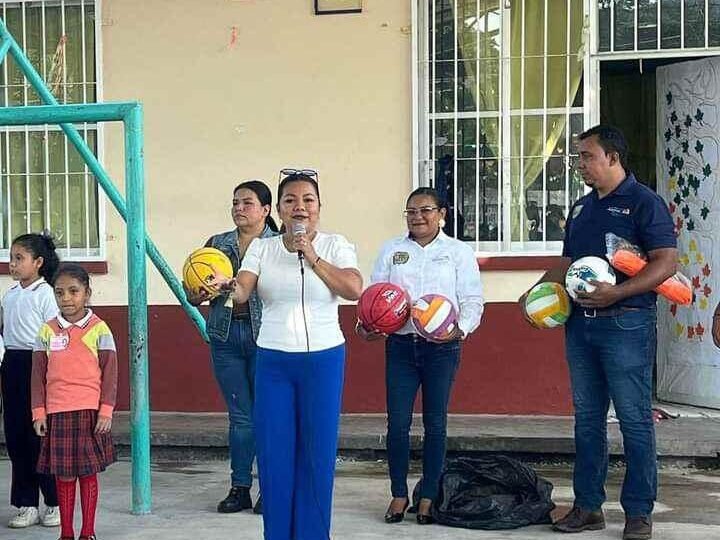 ENTREGAN APOYOS A ESCUELAS DE ATOYAC