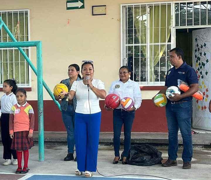 ENTREGAN APOYOS A ESCUELAS DE ATOYAC