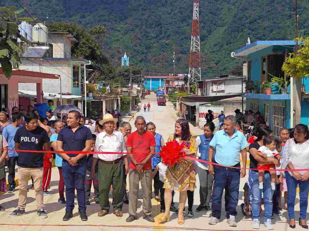 ALCALDESA DE IXHUATLÁN INAUGURA OBRA EN PRESIDIO